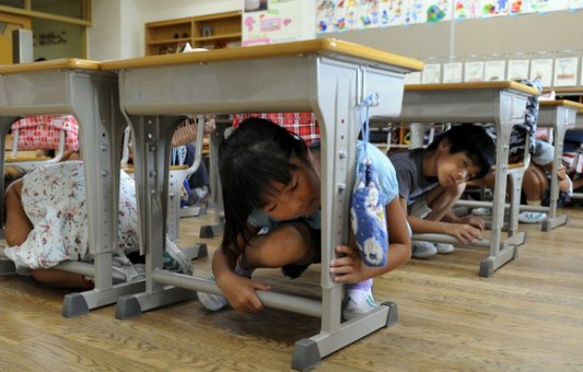 Trẻ em Nhật Bản trong một buổi diễn tập về động đất