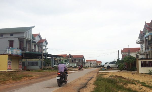 Dáng dấp một tiểu đô thị ven biển, nhà cửa san sát nhau.