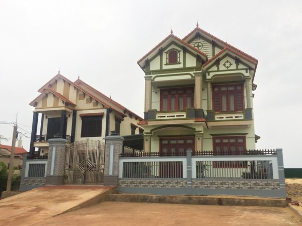 Cận cảnh một căn nhà kiến trúc hiện đại, đã hoàn thiện và đưa vào sử dụng.