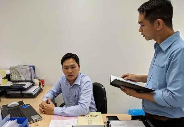 Tổng giám đốc Tống Văn Phú Hải (ngồi) nghe nhân viên báo cáo công việc